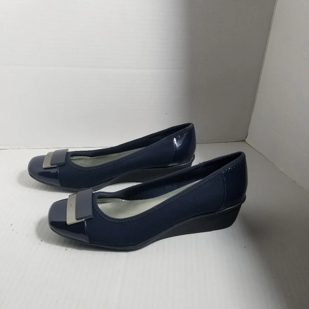 ANNE KLEIN SMALL WEDGE BLUE SHOE SIZE 6.5
